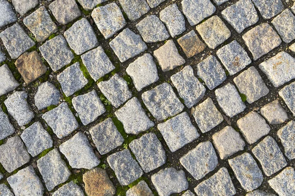 Arnavut kaldırımı taş tuğla yürüyüş yolları arka planda kırmızı ve gri