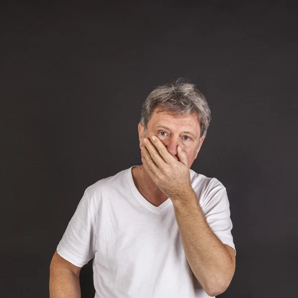 Hombre enojado vestido casual en el estudio en la tristeza —  Fotos de Stock