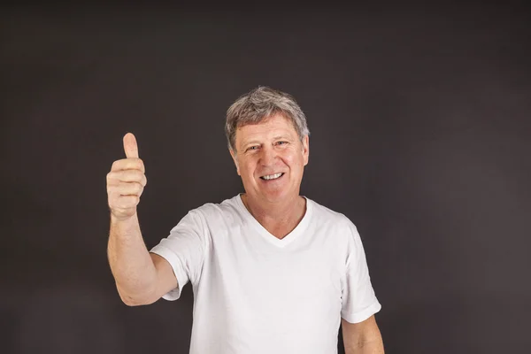 Sonriendo feliz hombre casual vestido en el estudio — Foto de Stock