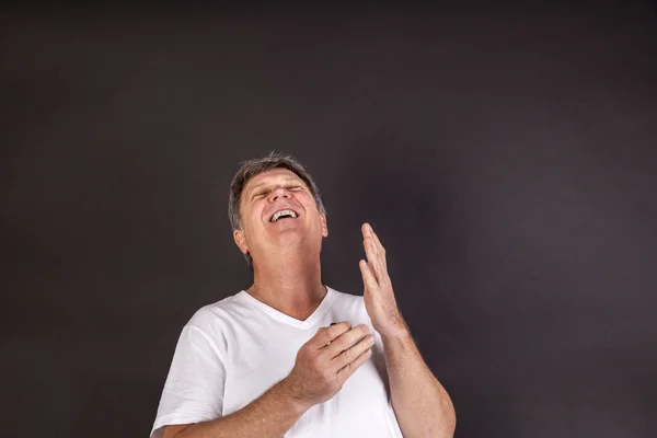 Glücklich lächelnder lässig gekleideter Mann im Studio — Stockfoto