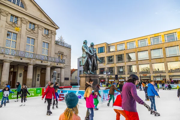 Mensen tegenover Goethe en Schiller monument genieten van ijs skatin — Stockfoto