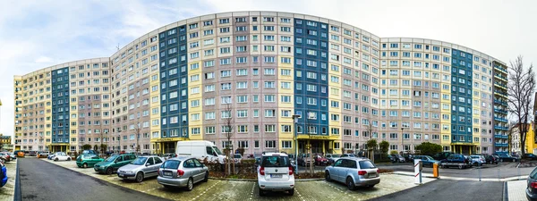 Fassade sozialistischer Altbauten wird farbiger saniert — Stockfoto