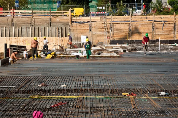 労働者は安定させるために建築敷地で外装をやっています。 — ストック写真