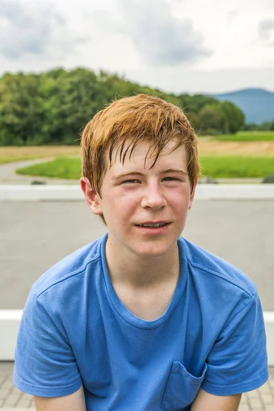 Młody chłopak pocenie się, uprawiania sportów — Zdjęcie stockowe