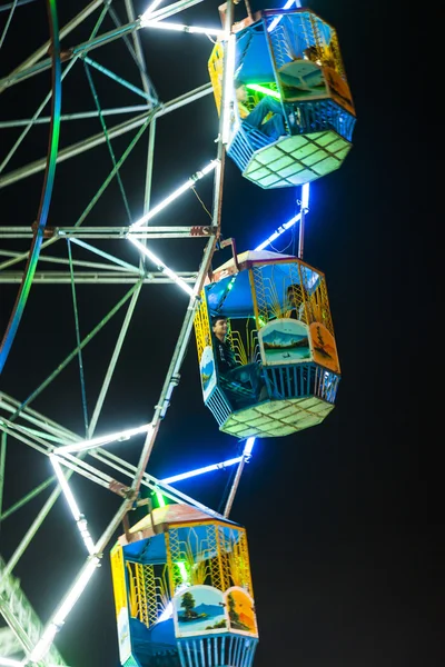 Les gens profitent de la grande roue dans le parc d'attractions à Delhi — Photo