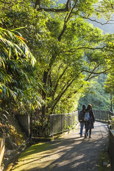 Coppia cammina il romantico modo picco a Hong Kong, Victoria — Foto Stock