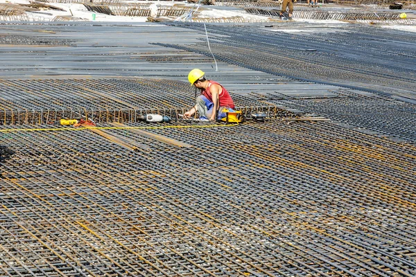 Trabalhadores fazem a construção de barras de aço — Fotografia de Stock