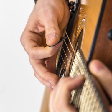 ayrıntı parmak ve el gitar çalar