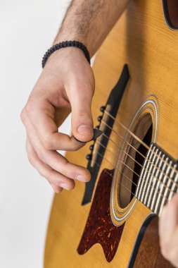 ayrıntı parmak ve el gitar çalar