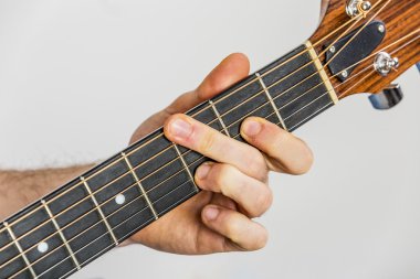 ayrıntı parmak ve el gitar çalar