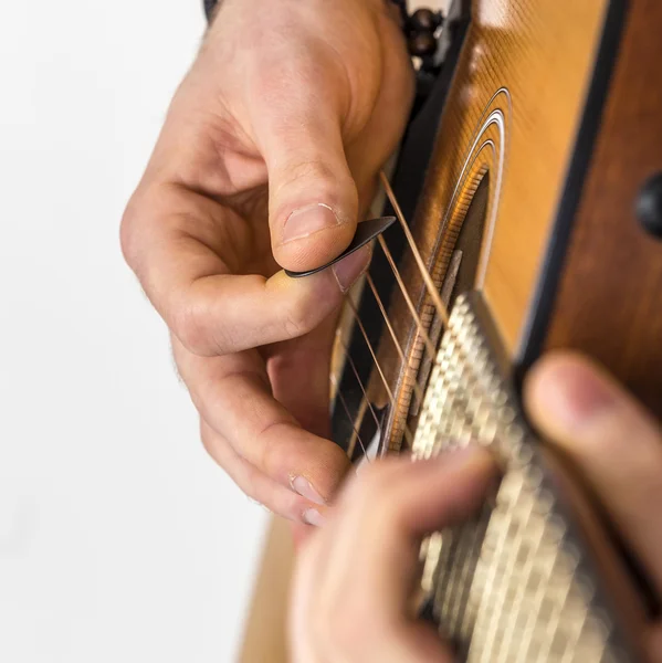 Деталь пальців і рука гітариста — стокове фото