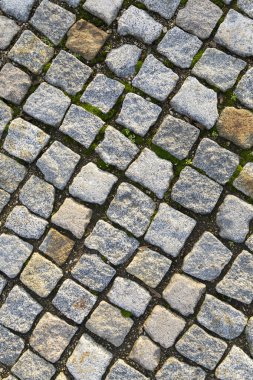 Arnavut kaldırımı taş tuğla yürüyüş yolları arka planda kırmızı ve gri