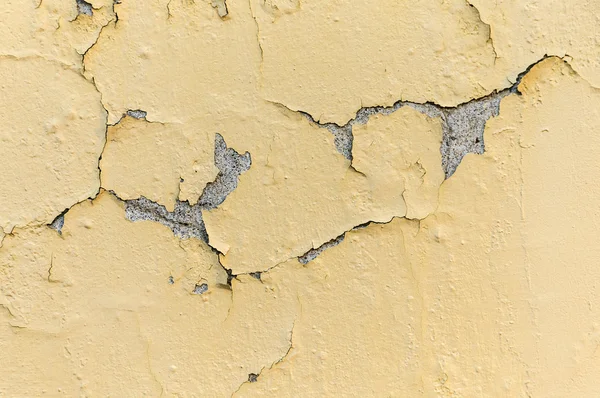 Peeling van gele en witte verf op een ruw oppervlak — Stockfoto