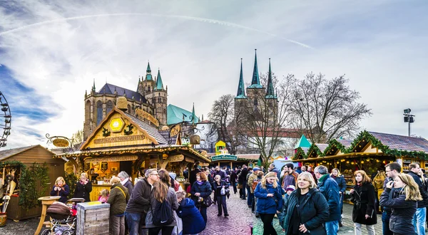 La gente visita el famoso mercado de Navidad en Erfurt en la colina de la cúpula — Foto de Stock