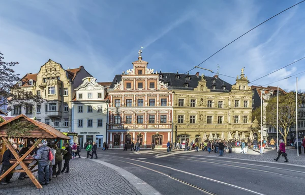 Personnes dans l'une des rues centrales de la ville d'Erfurt — Photo