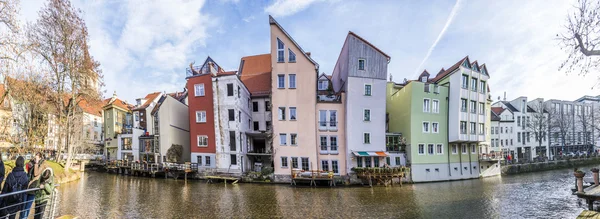 Новые дома были построены вдоль реки Геры в 1995 году в Эрфурте — стоковое фото