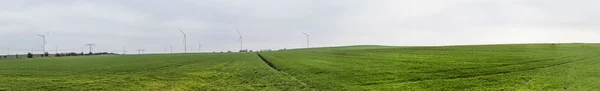 Geradores eólicos na paisagem rural — Fotografia de Stock