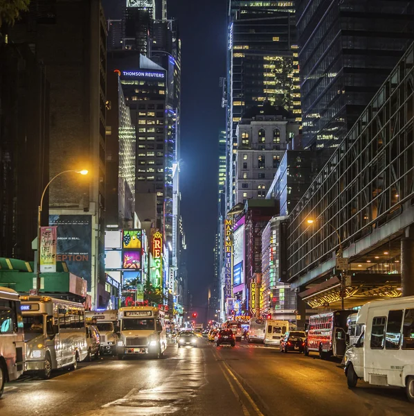 Times Square is gekenmerkt met Broadway Theaters door de nacht — Stockfoto