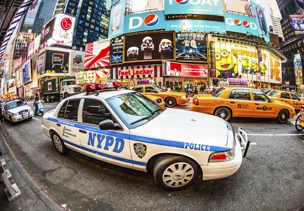 Times Square em Nova York em luz da tarde com carro da polícia — Fotografia de Stock