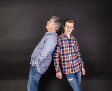 Baba ve oğul sırt sırta dayanmak