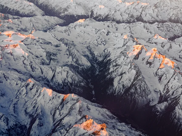 Antenne des Sonnenaufgangs in den italienischen Alpen — Stockfoto