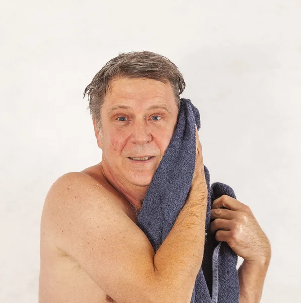 Man toweling håret efter dusch — Stockfoto