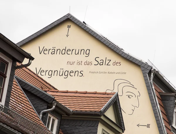 Proverbio di Friedrich Schiller a un muro di casa nel centro storico di Rud — Foto Stock