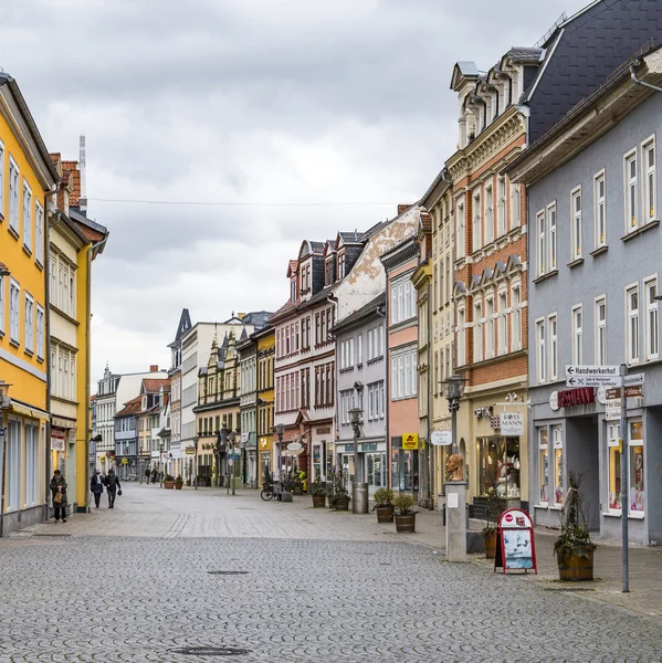 Ludzie w wyłączonej z ruchu kołowego w starym mieście Rudolstadt — Zdjęcie stockowe