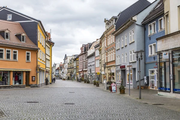 Persone nella zona pedonale nel centro storico di Rudolstadt — Foto Stock