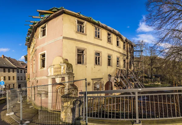 View of old rotten house in village of Kahla — Stock Photo, Image