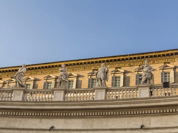 Szobrok a szentek apostol tetején St Peter-Ba kilátás — Stock Fotó