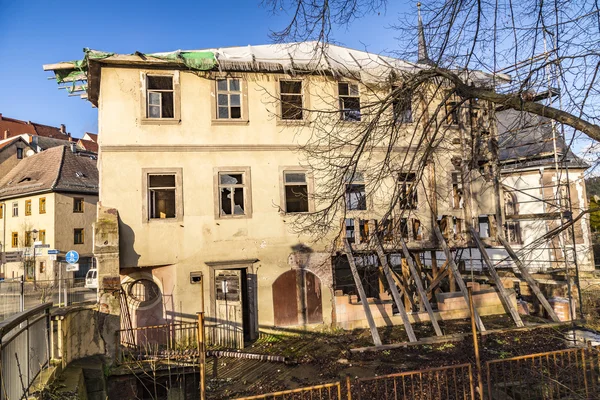 Old rotten house in village of Kahla in Thuringia — Stock Photo, Image