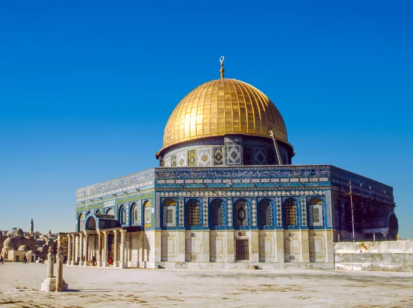 O sol da tarde brilha na cúpula dourada do al Aqsa Mosqu — Fotografia de Stock