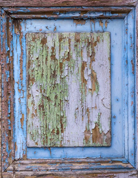 Colorful wet wooden facade with peeling color — Stock Photo, Image