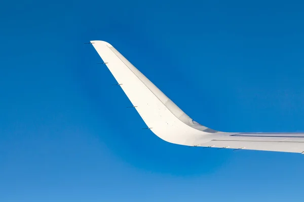 Ala di aereo sotto cielo azzurro — Foto Stock