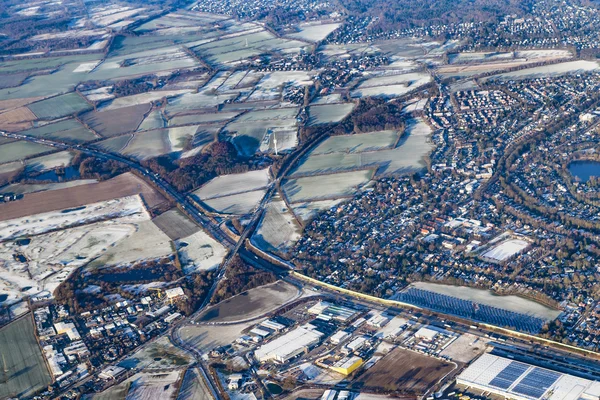 Anténa venkovské oblasti s vesnicí a dálnice nedaleko Hamburku — Stock fotografie
