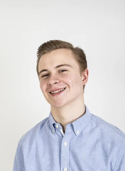 Retrato de bonito sorrindo adolescente menino — Fotografia de Stock