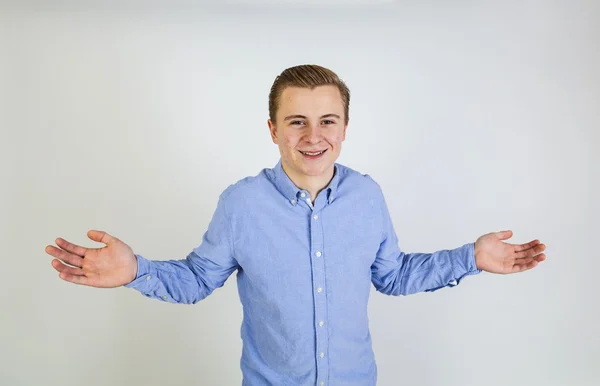 Portrét roztomilý usměvavý dospívající chlapec — Stock fotografie