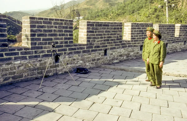 Chinese people do a self portrait at the chinese wall in Badalin — Stock Photo, Image