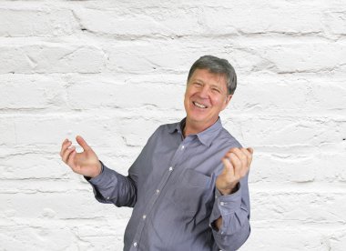 çekici 50 yaşında rahat giyimli adam