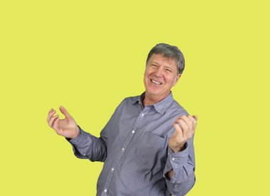 çekici 50 yaşında rahat giyimli adam