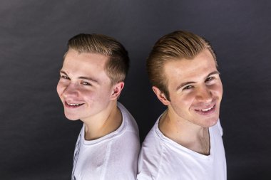 geri duran iki genç çocuklar ve iyi eğlenceler