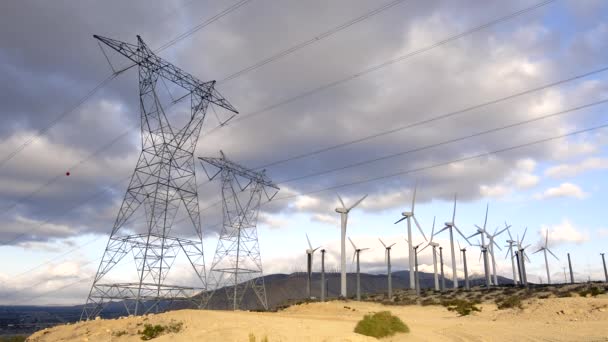 Grupo Molinos Generación Energía Eólica Junto Dos Grandes Torres Eléctricas — Vídeos de Stock