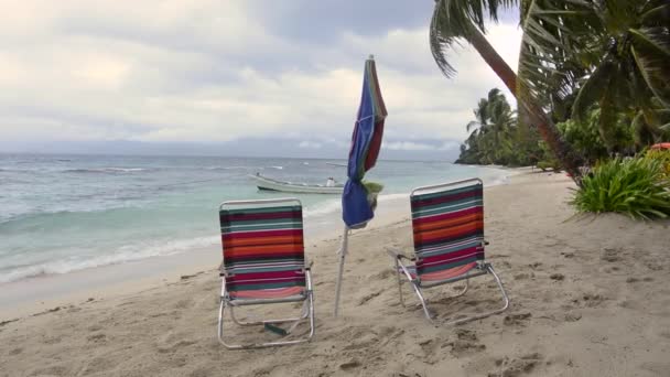 Två Strandstolar Och Ett Paraply Sitter Tropisk Strand Förestående Storm — Stockvideo