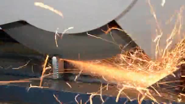 Eine Radialarmsäge Durchtrennt Einen Quadratischen Stahlstock Und Wirft Heiße Funken — Stockvideo