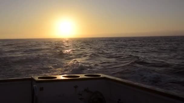 Sonnenaufgang Über Dem Ozean Vom Heck Eines Bootes Aus Während — Stockvideo