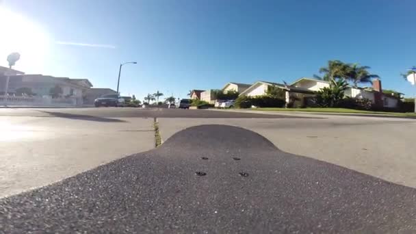 Pov Video Skateboardåkare Som Zoomar Sin Sladdlösa Bräda Gata — Stockvideo