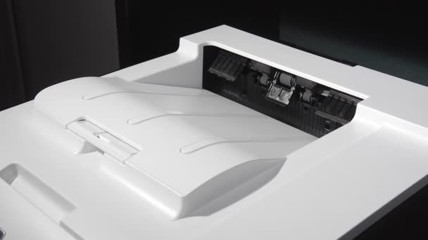 Sebuah Pencetak Laser Kantor Mencetak Satu Halaman Untuk Pembacaan Bukti — Stok Video