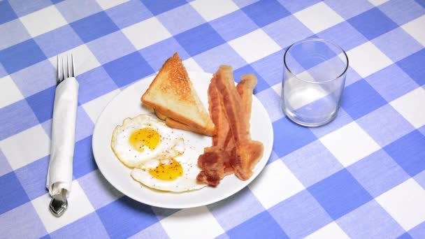 Ένα Πρωινό Δείπνο Ρύθμιση Αυγά Μπέικον Τοστ Και Φρέσκο Χυμό — Αρχείο Βίντεο