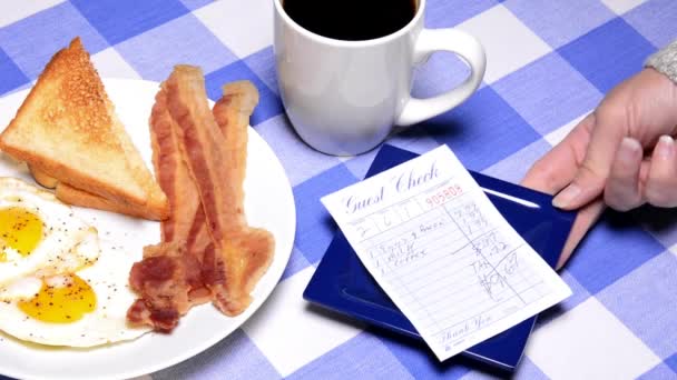 Cliente Del Restaurante Recibe Factura Del Desayuno Paga Efectivo Antes — Vídeos de Stock